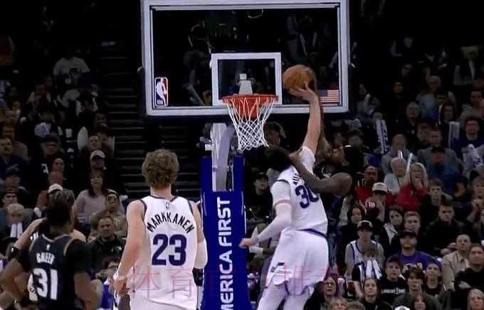 克塔起飞试图双手隔扣，斯图尔特正面拦截完成大帽拒绝